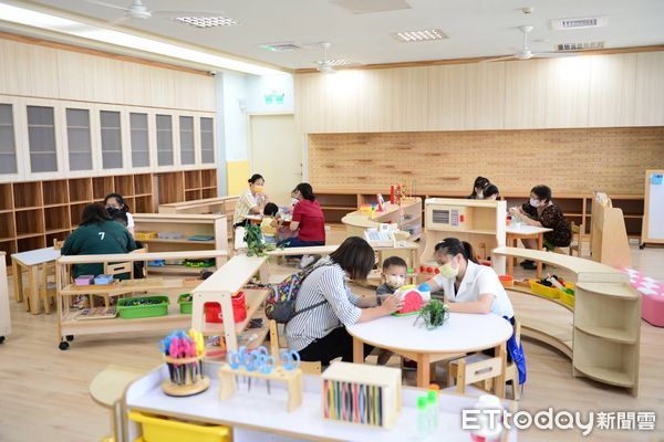 ▲教保服務中心對硬體設施嚴格把關，選用符合幼兒身高尺寸、幼兒人體工學之教學設備。（圖／記者蔡佩旻翻攝）