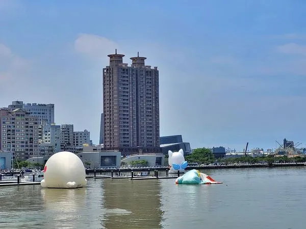 ▲▼愛河小企鵝洩氣。（圖／翻攝自臉書高雄美食地圖）