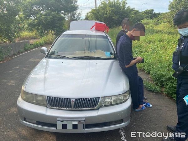 ▲楊、劉2男車停偏僻產業道路相約注射毒品。（圖／大園警分局提供）