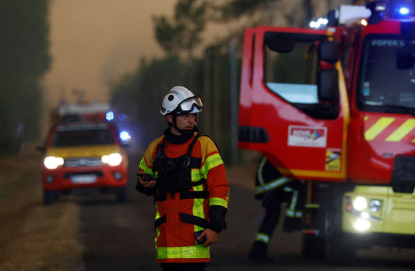 ▲▼法國西南部吉倫特省（Gironde）發生野火，超過1000多名消防員動員救災，但火勢延燒2天以來仍未獲得控制。（圖／路透）