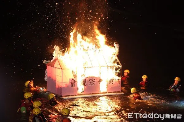 ▲基隆中元祭望海巷海濱「放水燈」。（圖／記者郭世賢翻攝）