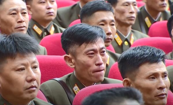 ▲▼北韓人民與士兵聽聞金正恩曾染疫發燒，仍致力推動防疫，不禁落淚。（圖／翻攝自YouTube）