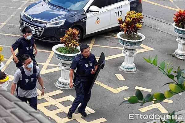 ▲斗六警分局獲報有男子於雲林監理站攜帶槍械，警方在男子背包中發現一把槍枝。（圖／民眾提供）
