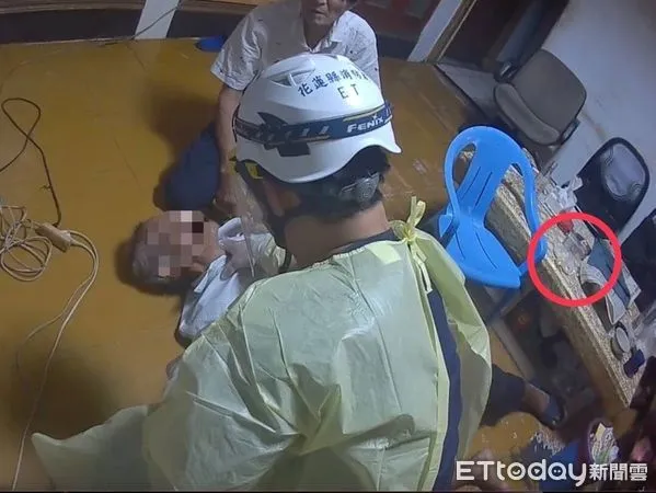 ▲家屬即時撥打119報案且接受線上指導，在救護人員到達前施行冷靜依循指引進行CPR急救。（圖／花蓮消防局提供，下同）