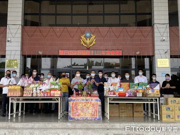 ▲東港警分局12日下午2點吉時在分局大門前舉辦中元普渡儀式             。（圖／記者陳崑福翻攝，下同）