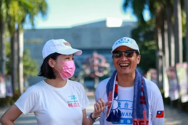 ▲▼為了捍衛學術的尊嚴與自由，柯志恩與羅智強一同行腳，用行動挺台大、挺誠信正直，並稱林智堅退選、蔡英文道歉。（圖／記者賴文萱翻攝）