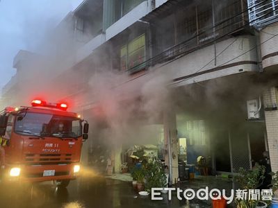 快訊/台南南區民宅傳大火 濃煙密布消防人員全力搶救