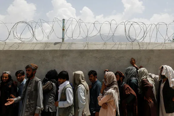 ▲▼阿富汗首都喀布爾7月28日一處援助中心前，許多流離失所的民眾排隊領取援助金。（圖／路透）