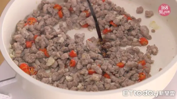 ▲▼肉末蛋豆腐鹹香微辣忍不住要來碗白飯啊。（圖／168懶人料理提供）