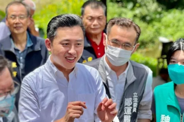 ▲▼林智堅退選！鄭寶清「小智換皮卡丘就能選上嗎？」 現場來賓全偷笑。（圖／翻攝鄭運鵬臉書）