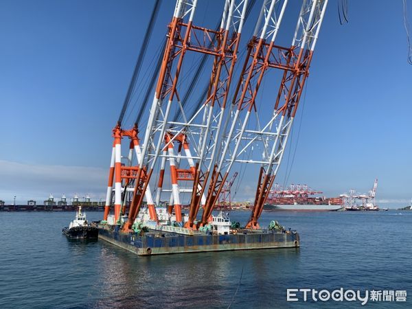 ▲國外的巨型浮吊船來台船組裝環海翡翠輪的4千噸級全迴旋式主吊車。（圖／讀者提供）