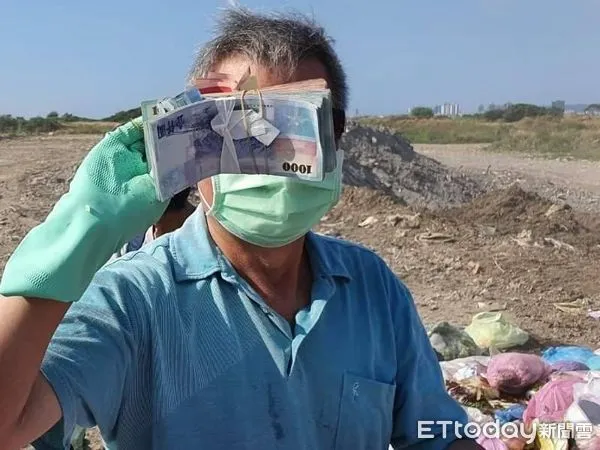 ▲8萬現金包紙袋丟了　清潔人員酷暑下掩埋場「掏金1小時」找回。（圖／記者陳凱力翻攝）