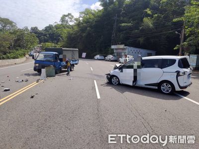 小貨車突逆闖車道！自小客入彎閃不掉猛撞　車頭全凹乘客臉骨折