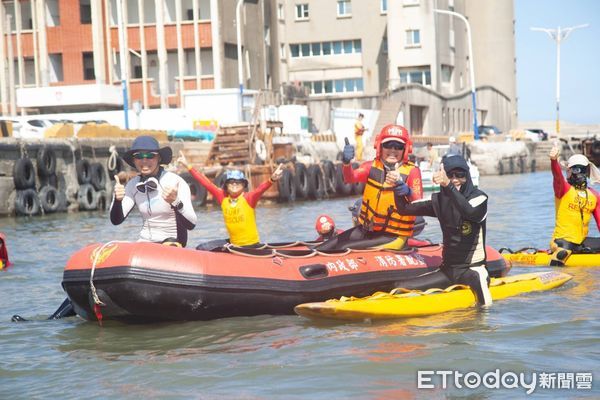 ▲高虹安親下海為義消救生員訓練打氣　強調市民戲水安全最重要。（圖／記者陳凱力翻攝）