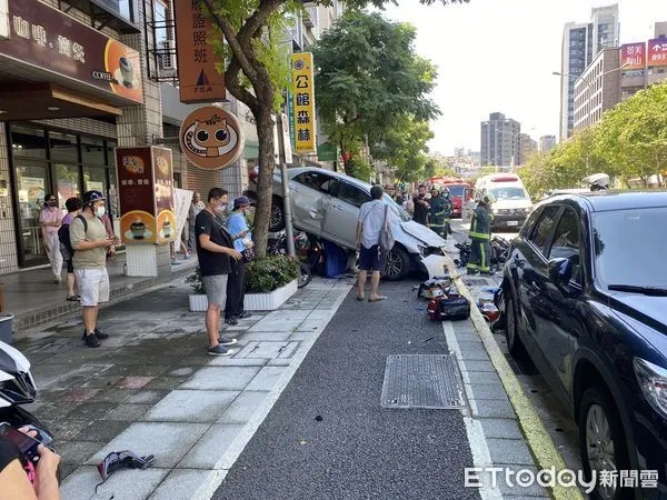 ▲▼台北市文山區羅斯福路六段今（13）日早上10時許一台轎車不明原因撞上路邊3台車。（圖／記者邱中岳翻攝）