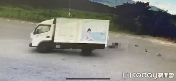 ▲▼婦人遭小貨車撞擊瞬間。（圖／記者柯政誟翻攝，下同）