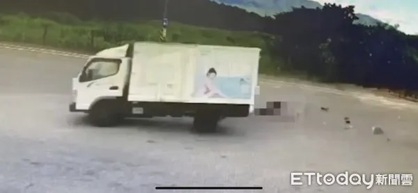 ▲▼婦人遭小貨車撞擊瞬間。（圖／記者柯政誟翻攝，下同）