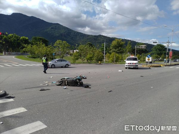 ▲▼婦人遭小貨車撞擊瞬間。（圖／記者柯政誟翻攝，下同）