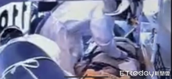 ▲▼婦人遭小貨車撞擊瞬間。（圖／記者柯政誟翻攝，下同）