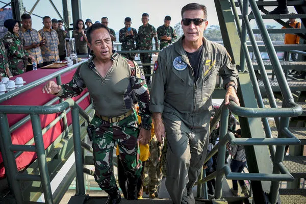 ▲▼美國海軍上將阿奎利諾、印尼國軍總司令安迪卡抵達印尼南蘇門答臘省。（圖／路透）