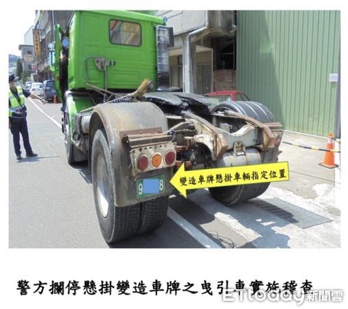 ▲壓克力板+貼紙「車牌DIY」上路　警一眼假識破：整個fu都不對。（圖／記者蔡文淵翻攝）