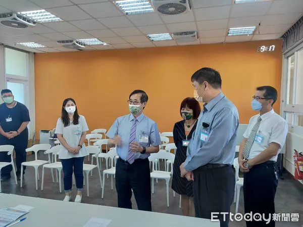 ▲典試委員姚立德巡視考區慰問試務人員辛勞。（圖／記者楊漢聲翻攝）