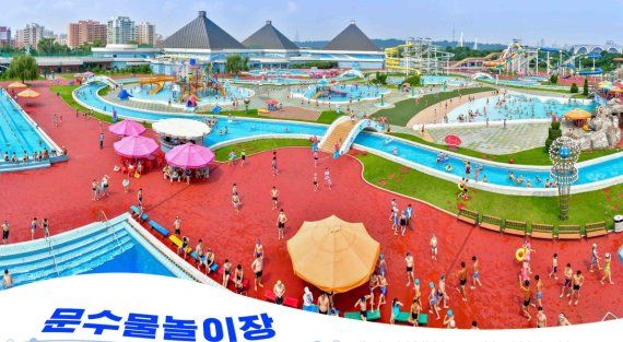 ▲▼北韓10日在對外宣傳刊物「朝鮮8月號」刊登民眾在紋繡水上樂園戲水的相片。（圖／朝鮮8月號）