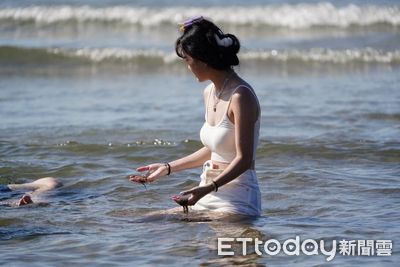 女友穿泳衣跑社區泳池！被住戶投訴「不雅觀、帶壞小孩」傻了