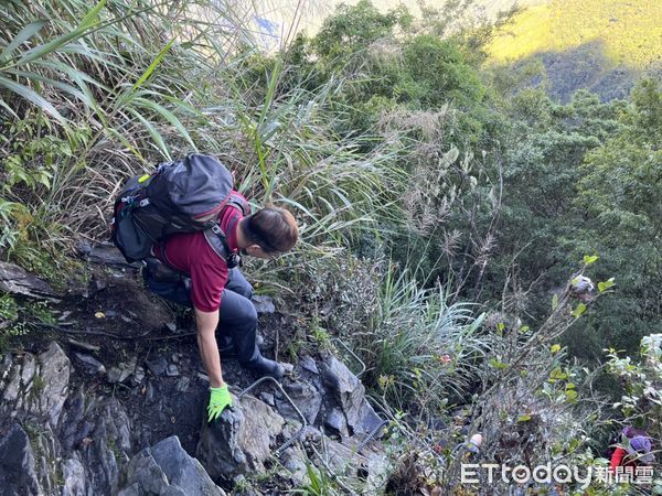 ▲屏東縣消防局救援人員護送蔡姓山友下山             。（圖／記者陳崑福翻攝，下同）