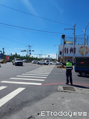 ▲屏東縣警局員警路邊執勤             。（圖／記者陳崑福翻攝，下同）