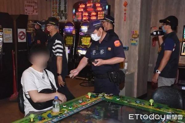 ▲▼ 嘉市警局實施臨檢掃蕩，防制青少年涉足德州撲克賭場。 。（圖／嘉義市警局提供）