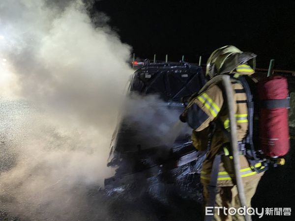 ▲▼台南國道3火燒車，3人受傷。（圖／記者林悅翻攝）