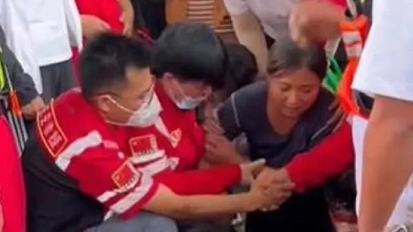 ▲▼父跳河救落水兒「雙雙溺斃」　母悲握遺體小手唱《外婆的澎湖灣》。（圖／翻攝微博）