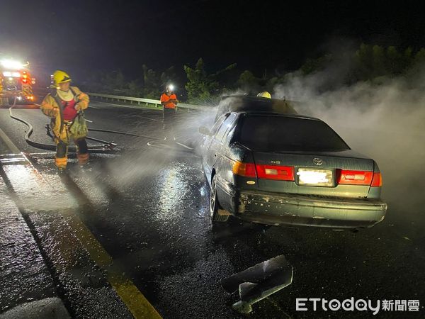 ▲國道3號南下新化段追撞引發火燒車，3人受輕傷自行脫困。（圖／記者林悅翻攝，下同）