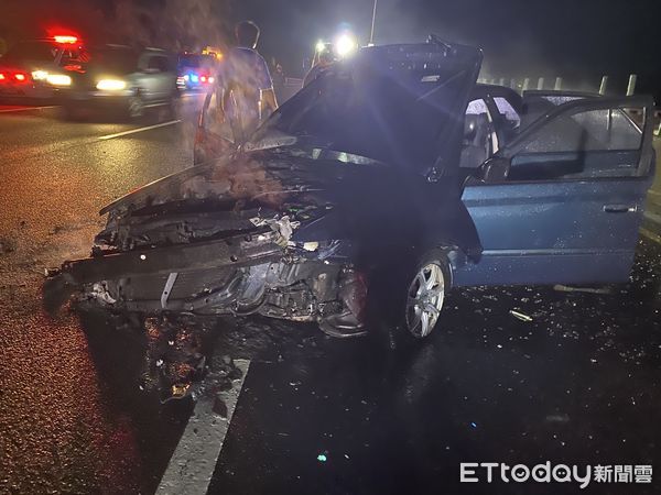 ▲國道3號南下新化段追撞引發火燒車，3人受輕傷自行脫困。（圖／記者林悅翻攝，下同）