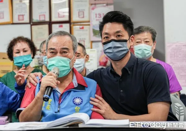 ▲蔣萬安陪同台北市內湖區港墘里里長魏景成召開記者會。（圖／蔣萬安辦公室提供）