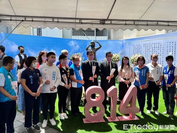 ▲前總統馬英九與中廣董事長趙少康，與台南市慰安婦人權平等促進協會理事長童小芸、國民黨台南市黨部主委林進旺等人，出席「慰安婦紀念日追思會」獻花花追思。（圖／記者林悅攝，下同）