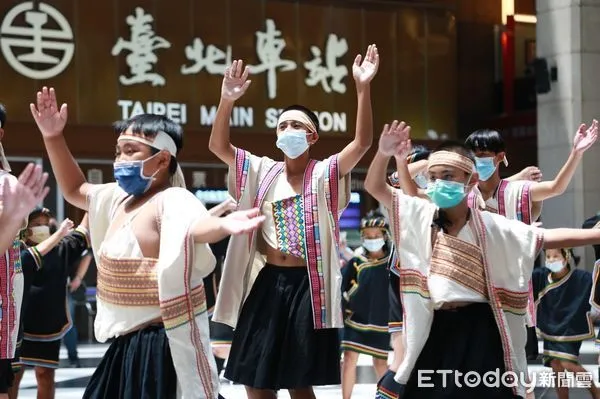 ▲羅娜部落布農兒童台北車站快閃演出。（圖／記者游瓊華翻攝）