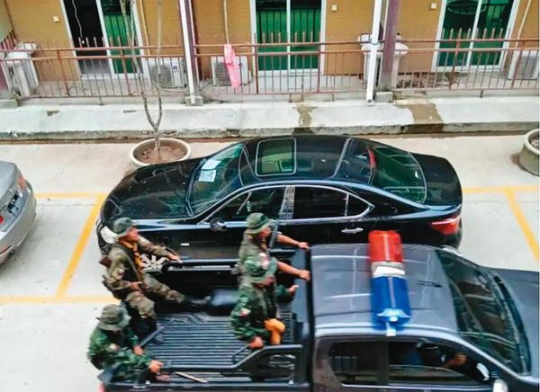 緬甸KK園區內的詐騙集團擁槍自重，還雇用民兵部隊當保安。（翻攝bilibili.com）