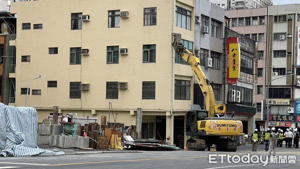 ▲▼       高雄工地塌陷，建商將與住戶協商      。（圖／記者吳奕靖攝）