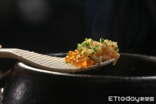 ▲吃得到日本傳統「藁燒」料理　高雄洲際日式餐廳晚上還有光雕投影 。（圖／記者黃士原攝）