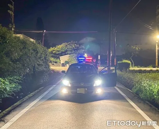 ▲卓男不勝酒力，車未熄火停在路中呼呼大睡。（圖／大園警分局提供）