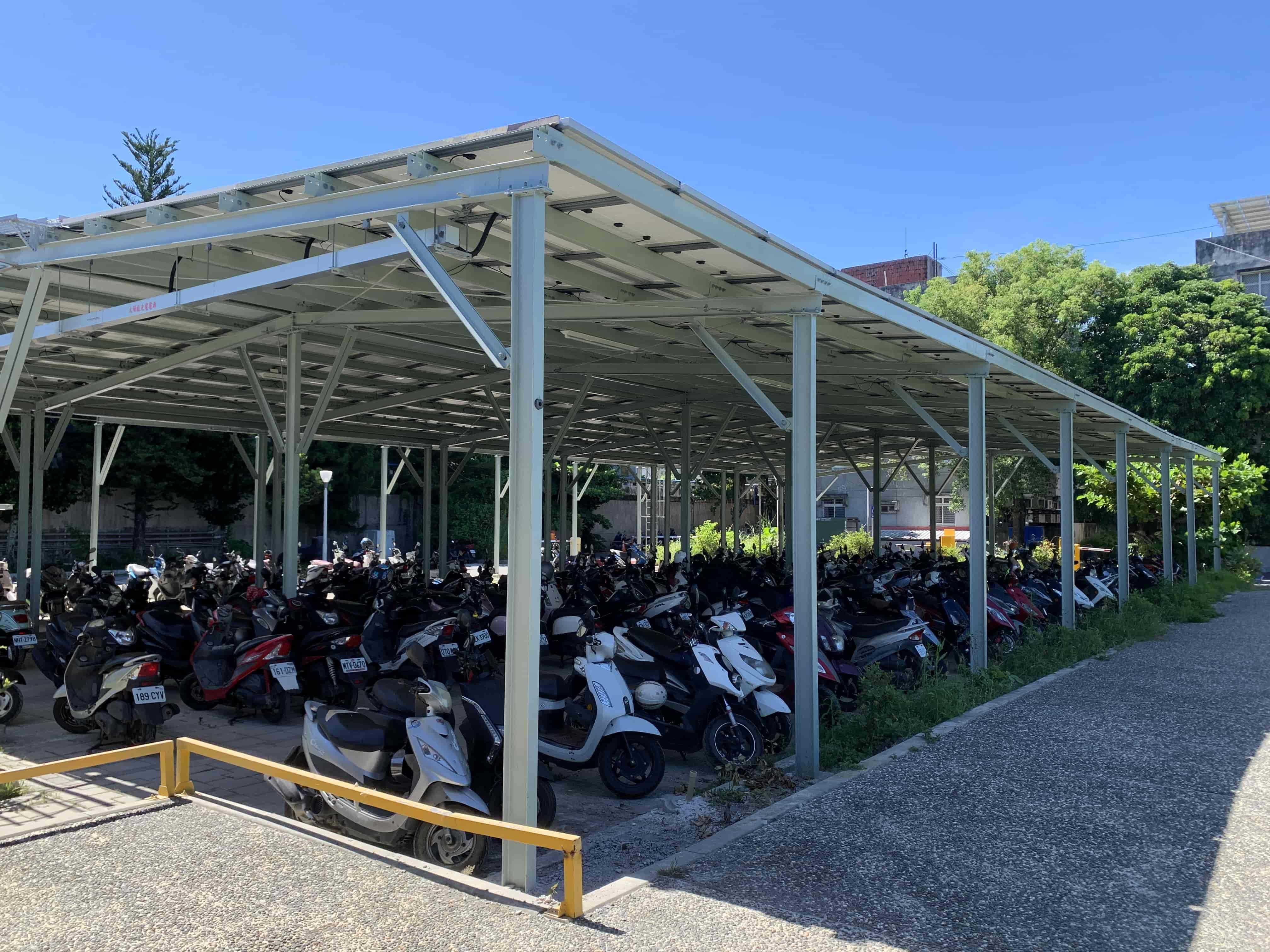 ▲▼臺東站區建物屋頂、露天人行道及停車場（含自行車、機車），及計程車排班區設置太陽光電棚架。（圖／台鐵局）