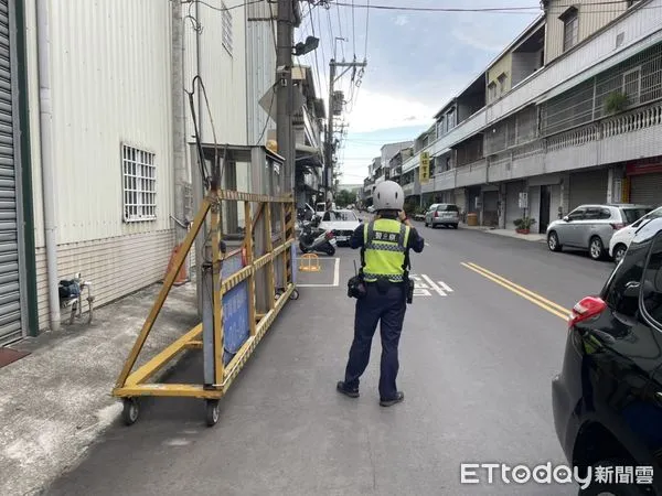 ▲▼民眾檢舉指控位於永康區中正路217巷3弄路旁1處停車格位，被長期設置障礙物霸占，市府會勘後認定屬於公共通行道路範圍，依法塗銷停車格並將障礙物移除。（圖／記者林悅翻攝，下同）