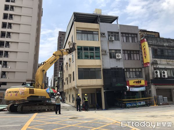 ▲▼高雄市前金區自強一路83號巷口建商出包，鄰近7棟透天厝傾斜成危樓。（圖／記者賴文萱攝）