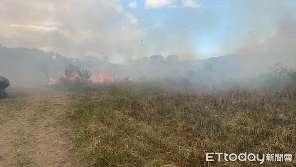▲▼花蓮鳳林鎮豐坪大橋堤防兩側大面積雜草燃燒火警。（圖／花蓮消防局提供，下同）