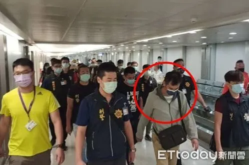 ▲刑事局航警局與移民署任務編組14日深夜在桃園機場接回逃出柬埔寨的台灣民眾9人，何姓人口販子。（圖／記者張君豪翻攝）