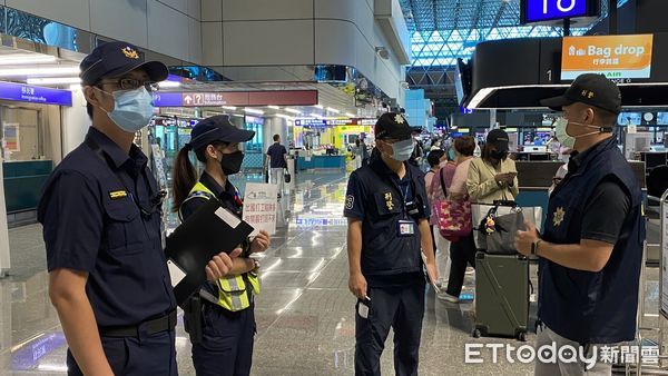 桃園機場東南亞的聯合報到櫃檯人潮爆滿，警方舉牌提醒民眾嚴防詐騙。 (圖／記者游宗樺攝）