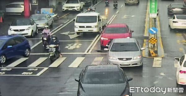 ▲▼台南市區路口突現天坑，紅色轎車卡住動彈不得。（圖／記者林悅翻攝）