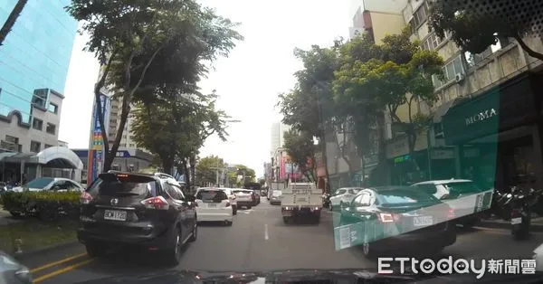 ▲▼一名7歲男童在家嬉鬧不慎撞到樓梯頭破血流，所幸警車開道順利到院就醫。（圖／民眾提供，下同）